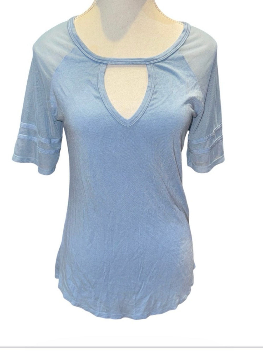 Mesh sleeve keyhole top